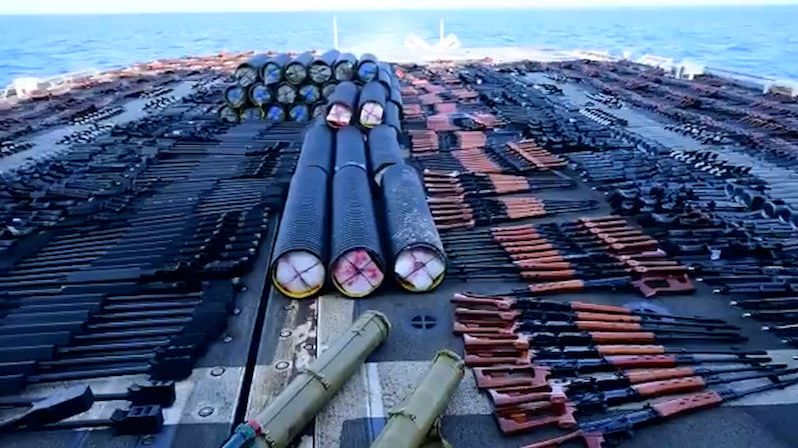 Americké námořnictvo zabavilo v Arabském moři ilegální náklad zbraní